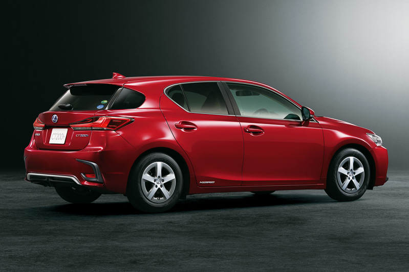 リアコンビネーションランプの発光部を拡大し、リアバンパー下部のガーニッシュもデザイン変更