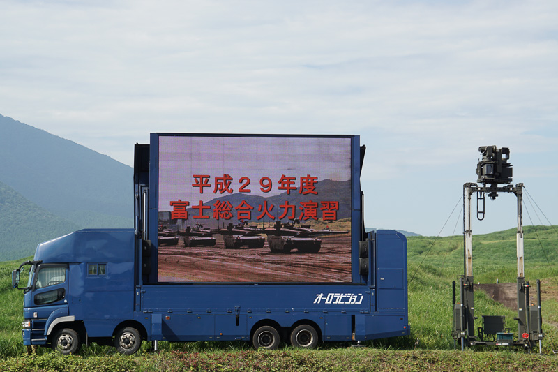 陸上自衛隊の主要装備品を紹介する演習