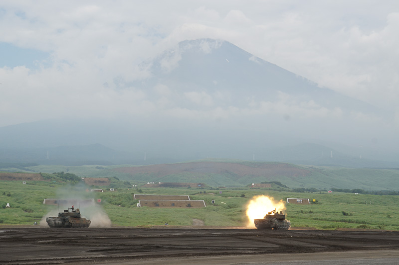陸上自衛隊の主要装備品を紹介する演習