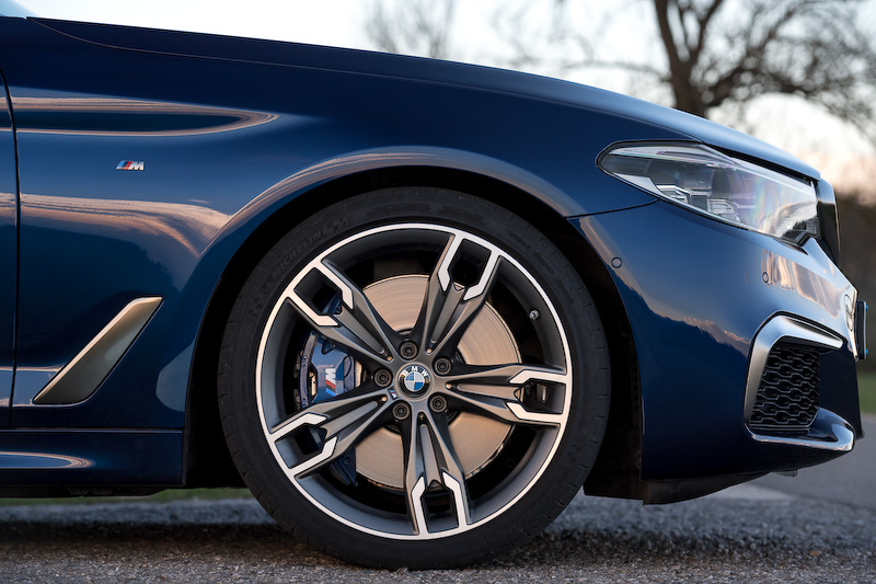 BMWのトップエンドモデルをベースに、パワートレーンやシャシーにBMW M社がチューニングを施すとともに、専用デザインの内外装を与えたMパフォーマンスモデル。今回試乗したのは、現時点では日本への導入が決定していない「M550i xDrive」