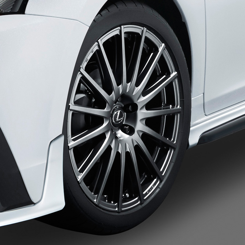 18インチ鍛造アルミホイール＆セキュリティロックナットセット（税別35万2000円）。それぞれ単品でも購入可能