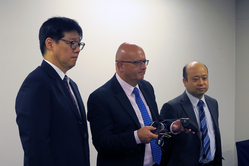 ジャパン・トゥエンティワン株式会社 佐藤元気氏（写真右）、Mobileye Vision Technologie David Oberman氏（写真中央）、三菱ふそうトラック・バス株式会社 田中康博氏（写真左）