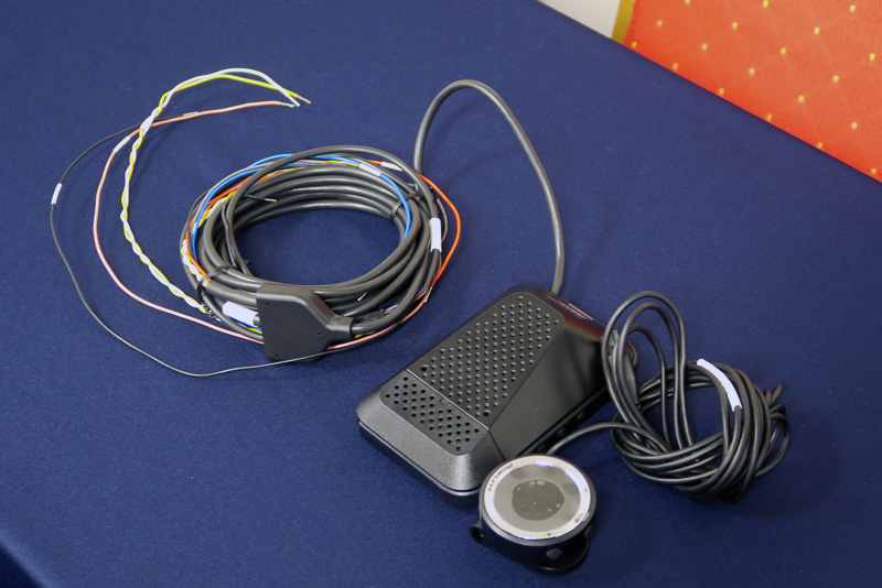 Mobileye 570のカメラユニットと小型ディスプレイ