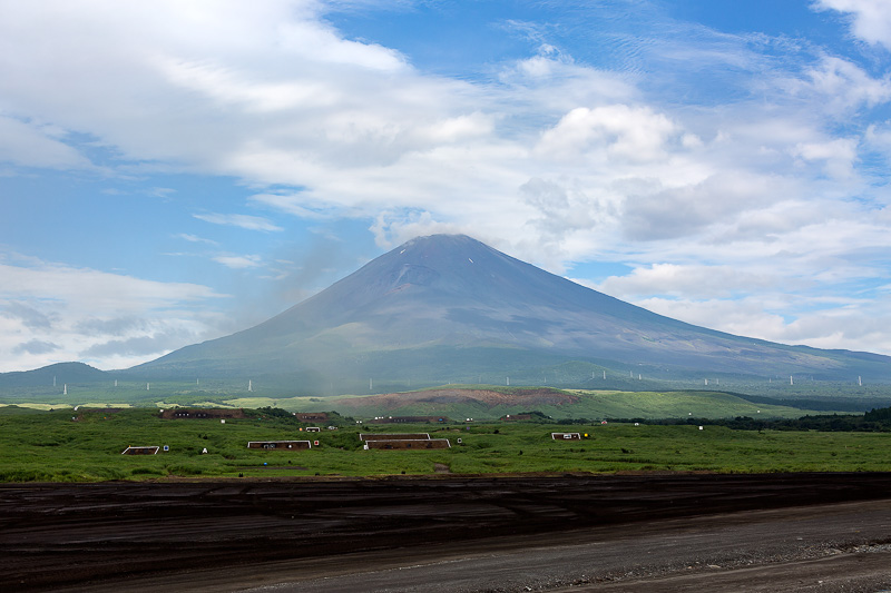 富士総合火力演習が実施される東富士演習場。例年、早朝は富士山が見えるが演習開始時刻には雲に隠れてしまうことが多い。さて、今年は？