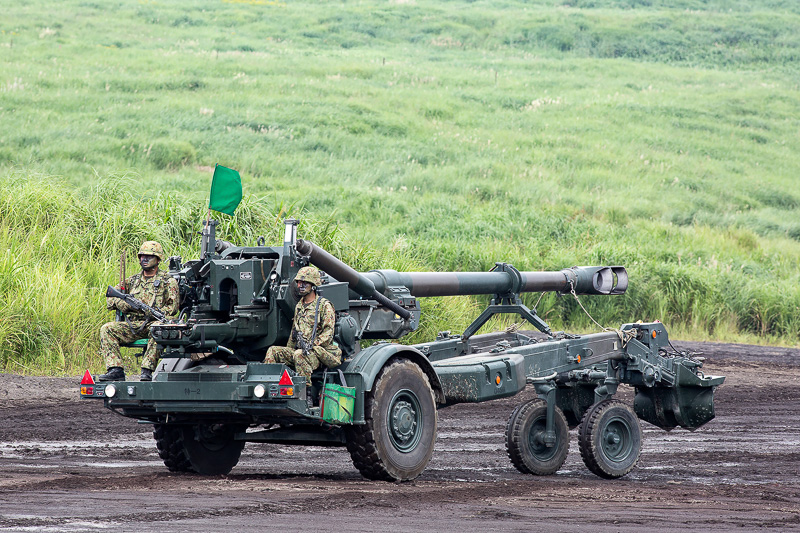 牽引による運搬だけでなく短距離の自走も可能な155mmりゅう弾砲 FH70