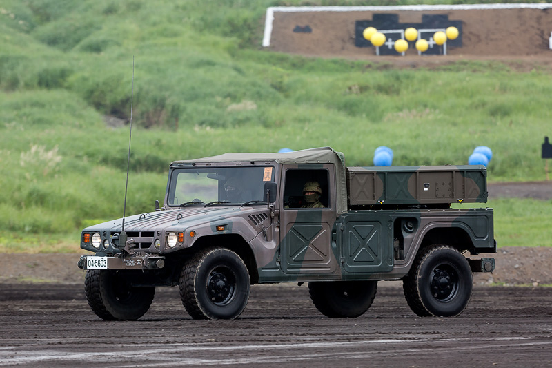 96式多目的誘導弾の発射機を搭載する高機動車