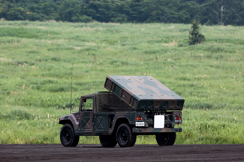 96式多目的誘導弾の発射機を搭載する高機動車