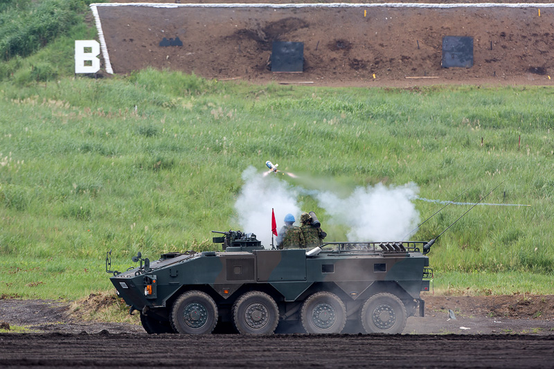 乗員が01式軽対戦車誘導弾を発射