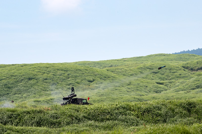 中距離多目的誘導弾による艦艇および陸上部隊への攻撃