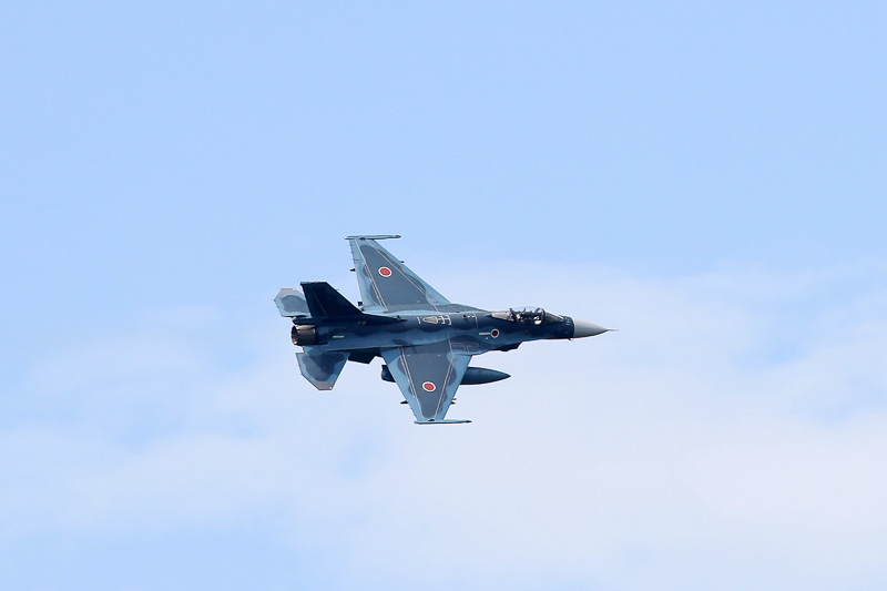 F-2戦闘機が支援。雲が低かったものの例年より低高度を飛行したためか姿を確認することができた