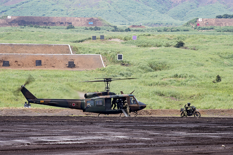 UH-1Jが偵察部隊を輸送
