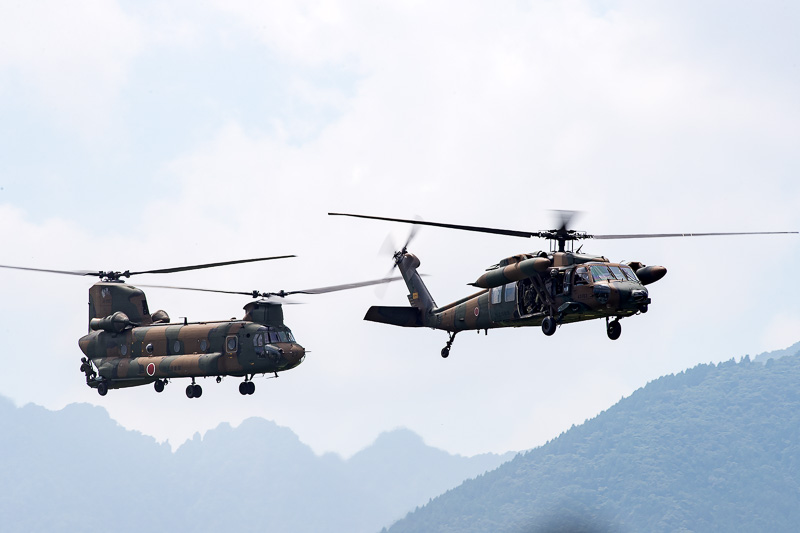 多用途ヘリコプターUH-60JAと輸送ヘリコプターCH-47JAが人員を輸送
