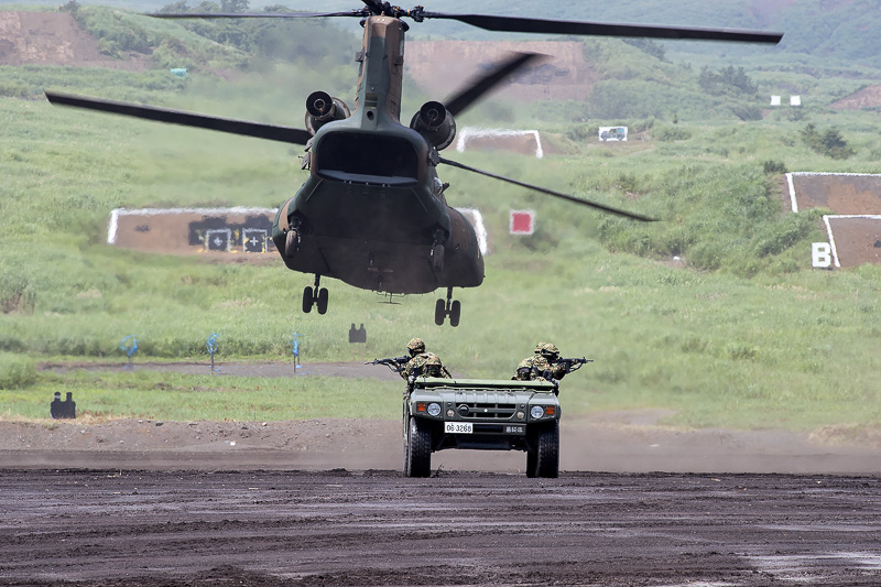 CH-47JAは高機動車も搭載可能