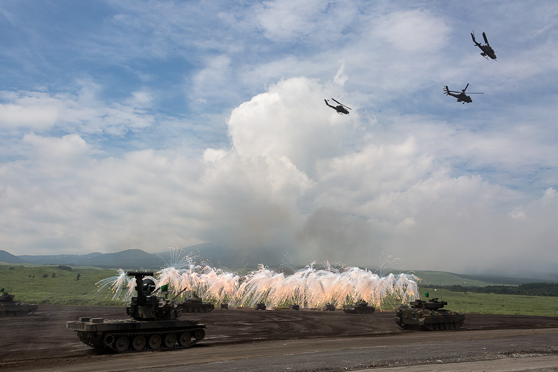 煙幕とともに全部隊が突入し総火演のフィナーレ