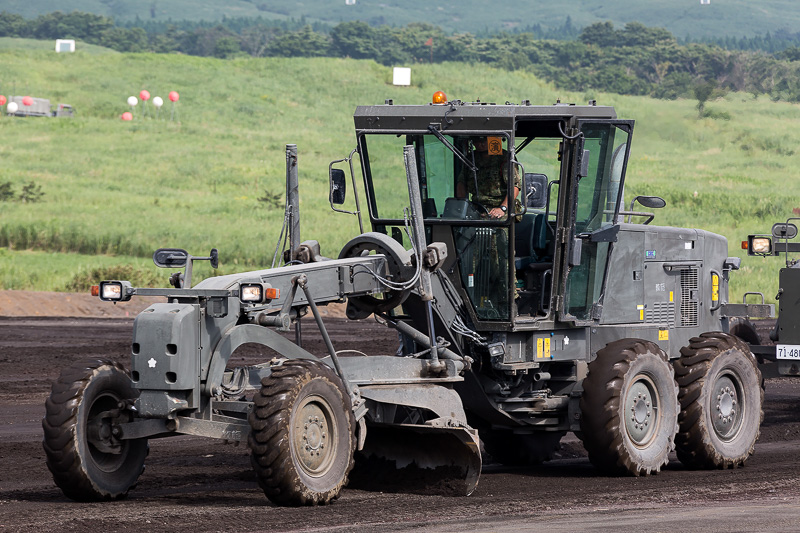 演習前後および演習間に行われる会場整備では多彩な車両が活躍