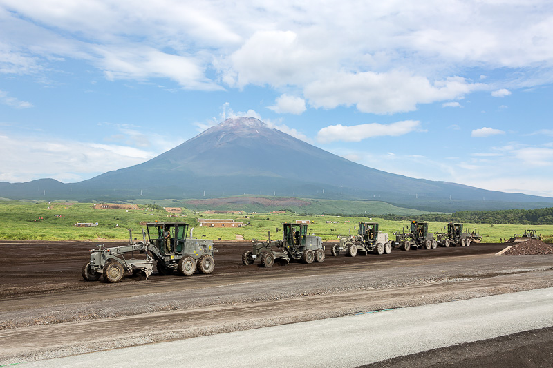 演習前後および演習間に行われる会場整備では多彩な車両が活躍