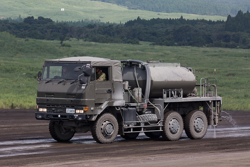 演習前後および演習間に行われる会場整備では多彩な車両が活躍