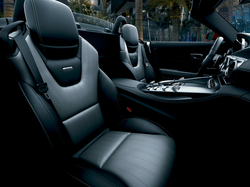 メルセデス AMG GTロードスターのインテリア。ナッパレザーのAMGスポーツシートが標準装備される