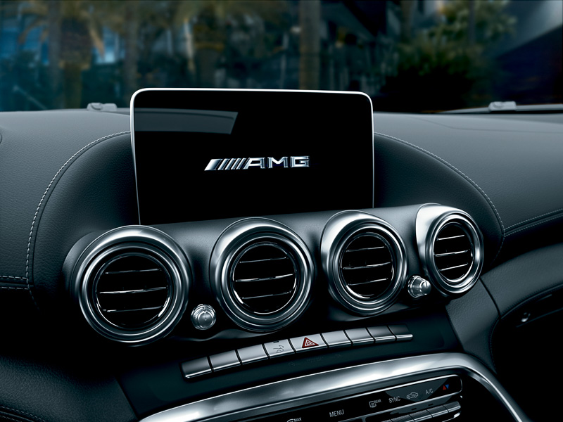 インフォティメントシステムは8.4インチワイドディスプレイの「COMANDシステム」を採用。メルセデス AMG GT C ロードスターと共通の装備となる