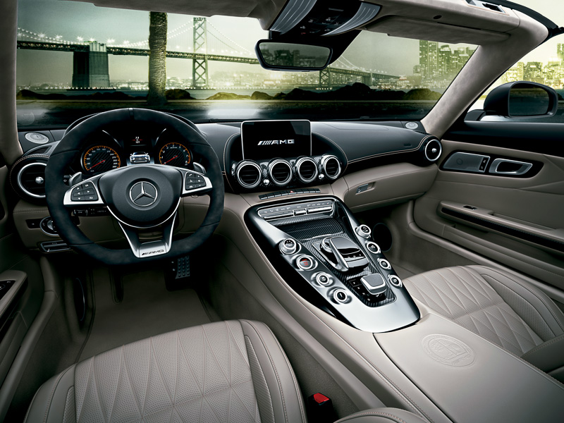 フルレザー仕様もオプション設定。写真はダイヤモンドステッチが施される有償色の「マキアートベージュ/ブラック」