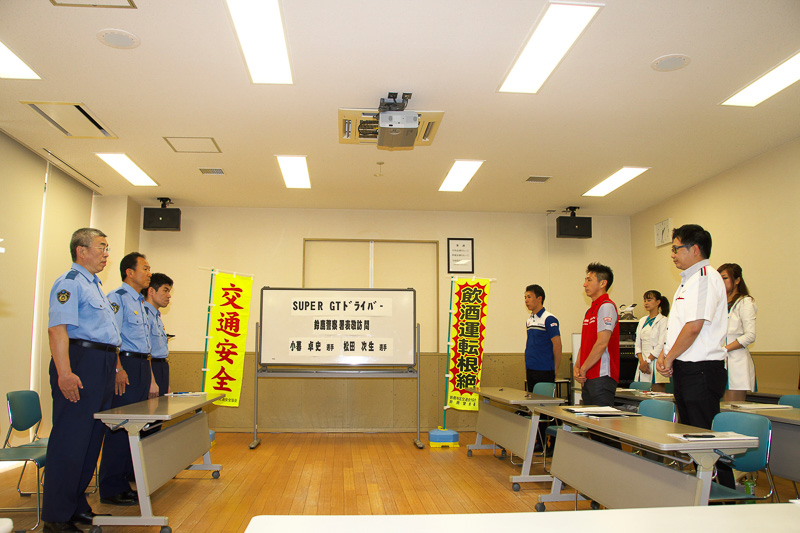 鈴鹿警察署の署内で行なわれた表敬訪問の様子