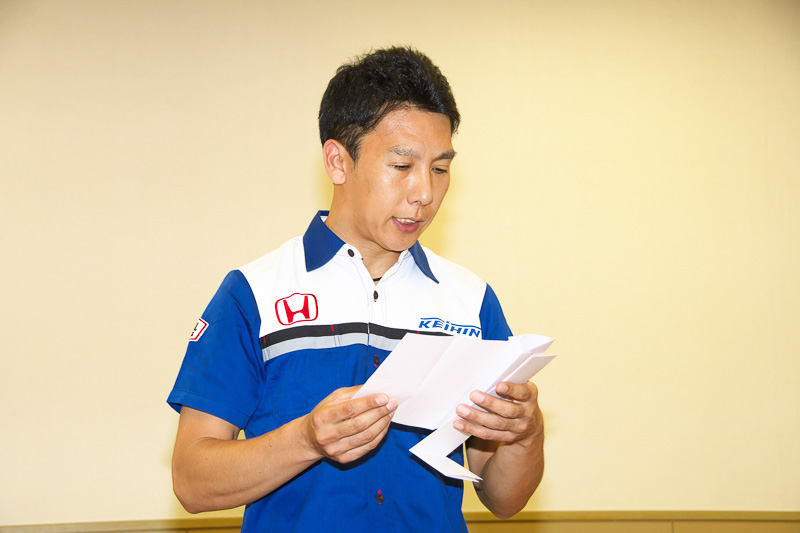 宣言文を読み上げる小暮選手