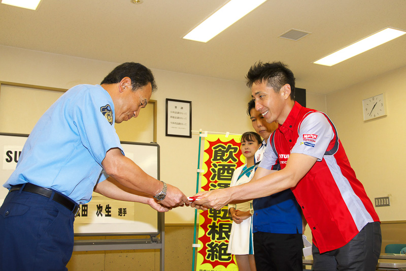 松田選手からSUPER GTオリジナルリフレクターが稲垣署長に進呈された