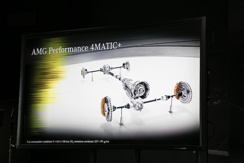 駆動系には前後トルク配分が50：50から0：100の範囲で可変トルク配分を行なえるAMG 4MATIC＋を採用。サスペンションはAMGが開発したAMG RIDE CONTROLスポーツサスペンションを装備。コーナリングやブレーキ時は硬いスプリングレートに瞬時に切り替えることで、安定性と俊敏なハンドリングを実現する