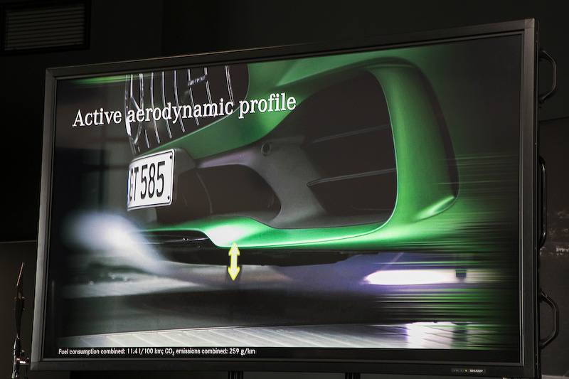 AMG GT Rに採用される新開発アクティブ・エアロダイナミクス・システム。エンジン下のアンダーボディにセットされるウイングがあり、レースモード時に速度が80km/hになると自動的に約40mm下降して、下面を流れる空気の気流を大きく変化させるものだ。これによって生み出されるベンチュリー効果によって、フロントアクスル揚力を250km/h時に約40kg低減できる