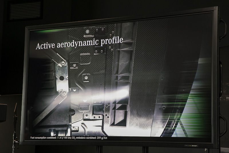 AMG GT Rに採用される新開発アクティブ・エアロダイナミクス・システム。エンジン下のアンダーボディにセットされるウイングがあり、レースモード時に速度が80km/hになると自動的に約40mm下降して、下面を流れる空気の気流を大きく変化させるものだ。これによって生み出されるベンチュリー効果によって、フロントアクスル揚力を250km/h時に約40kg低減できる