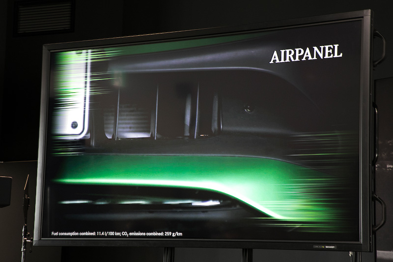 フロントにはもう1つの空力技術が組み込まれていて、それが「エアパネル」だ。約1秒で開閉可能でトップスピード時、高速コーナリング時はルーバーを閉じて空気抵抗を軽減するが、エンジンルームの温度が上がってくるとルーバーが開いて冷却を重視したフロントの空力デザインに変化する