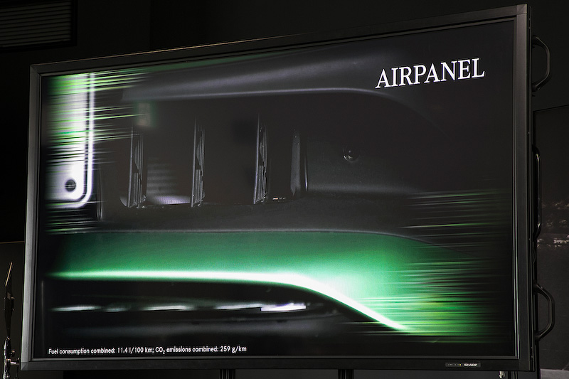 フロントにはもう1つの空力技術が組み込まれていて、それが「エアパネル」だ。約1秒で開閉可能でトップスピード時、高速コーナリング時はルーバーを閉じて空気抵抗を軽減するが、エンジンルームの温度が上がってくるとルーバーが開いて冷却を重視したフロントの空力デザインに変化する