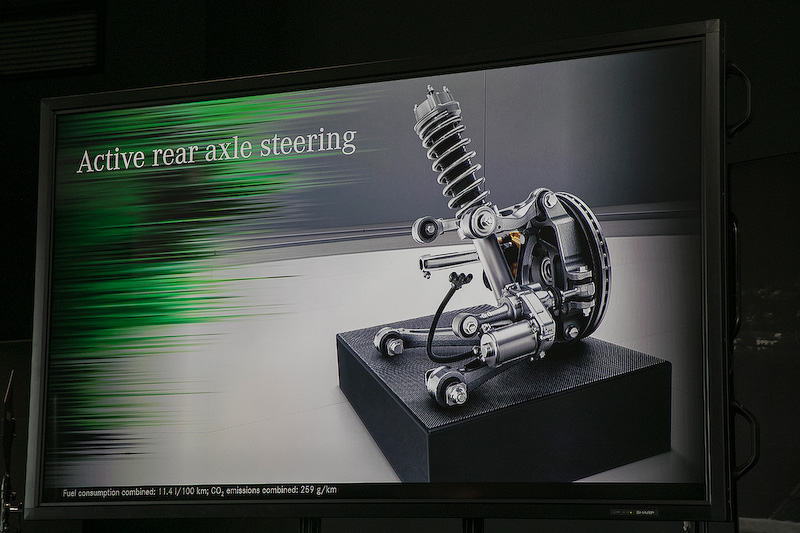 AMGリア・アクスルステアリングは100km/h以下ではフロントホイールとは逆へ操舵して回頭性を向上させるが、100km/hを超えると同方向に操舵される。これはホイールベースを延長したのと同じ効果があるので操縦安定性が向上する。また、リアタイヤのグリップ力も向上するという