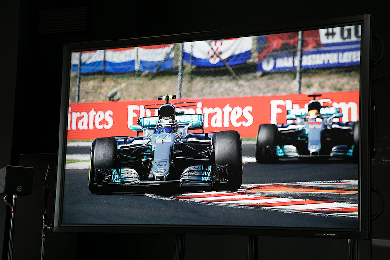 AMGはF1で2014年から3年連続コンストラクターズチャンピオンを獲得。そのF1のパワーユニットを搭載したハイパーカー「Project ONE」が、AMG50周年を記念してデトロイトモーターショーに出展された