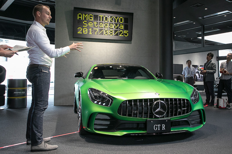 プレゼンテーションのあとは、6月に発売されたメルセデスAMG GT Rを用いながらウィーブキング氏の解説が行なわれた