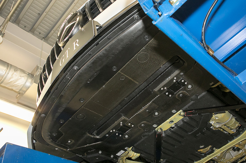 カーボン製の部分が新開発のアクティブ・エアロダイナミクス・システム。ここが下降することで下面にベンチュリー効果が発生して、フロントアクスル揚力を250km/h時に約40kg低減する