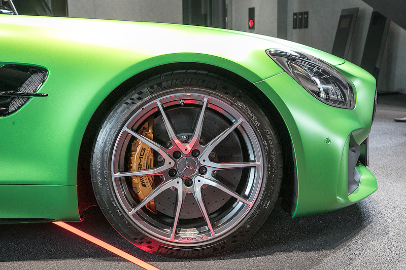 タイヤサイズはフロントが275/35 ZR19、リアが325/30 ZR20