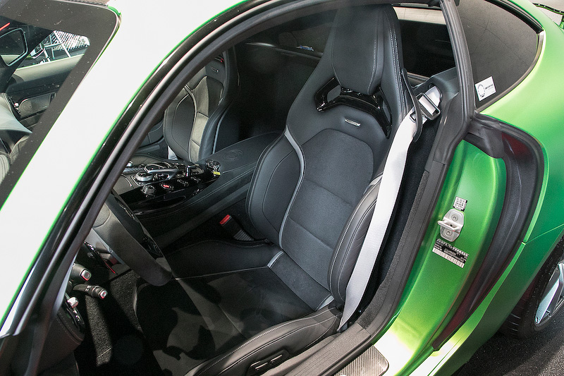 ステアリングは左のみの設定