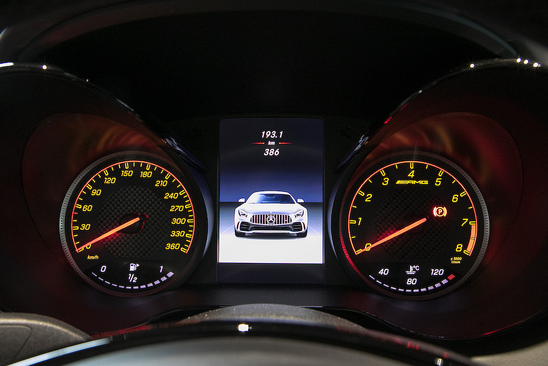 ステアリングは左のみの設定