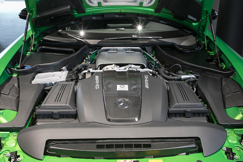 4.0リッターV8直噴ツインターボエンジンを搭載。最高出力は430kW（585PS）、最大トルクは700Nm。オイル潤滑方式はドライサンプ。ツインターボがバンクの内側にセットされる「ホットインサイドV」レイアウト