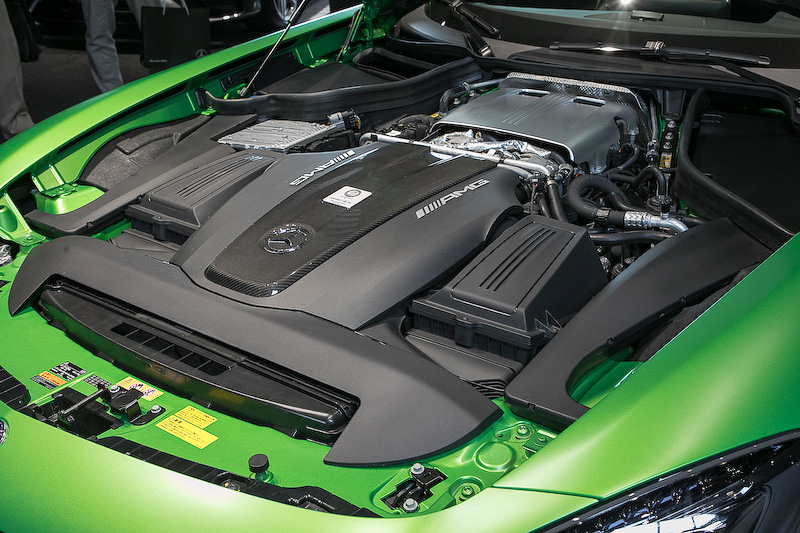 4.0リッターV8直噴ツインターボエンジンを搭載。最高出力は430kW（585PS）、最大トルクは700Nm。オイル潤滑方式はドライサンプ。ツインターボがバンクの内側にセットされる「ホットインサイドV」レイアウト