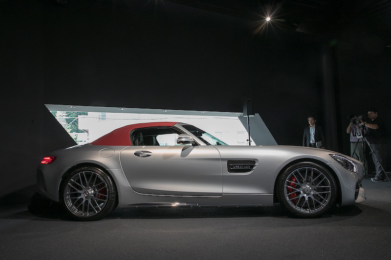 アコースティックソフトトップの動き。50km/hまでなら走行中でも開閉操作が可能。開閉の所要時間は約11秒。ソフトトップの色はブラック、レッド、ベージュから選べる