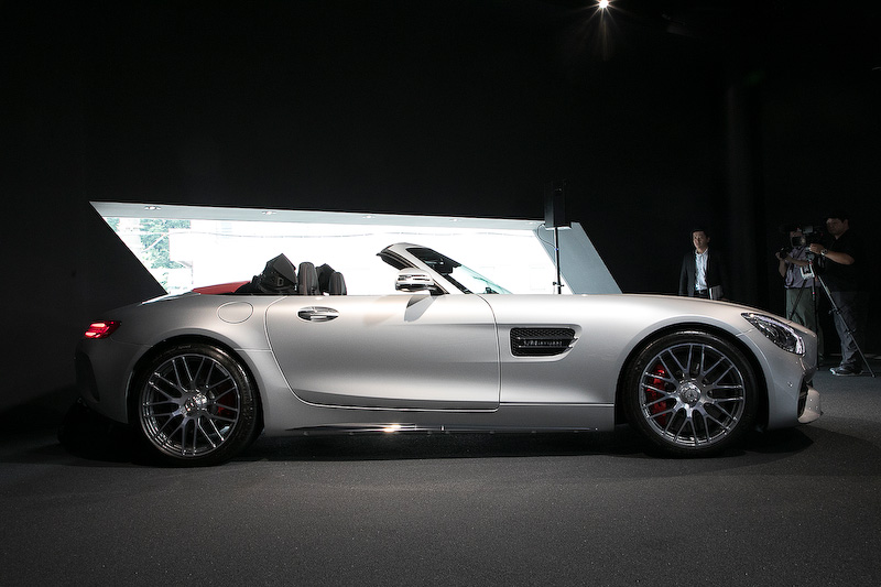 アコースティックソフトトップの動き。50km/hまでなら走行中でも開閉操作が可能。開閉の所要時間は約11秒。ソフトトップの色はブラック、レッド、ベージュから選べる