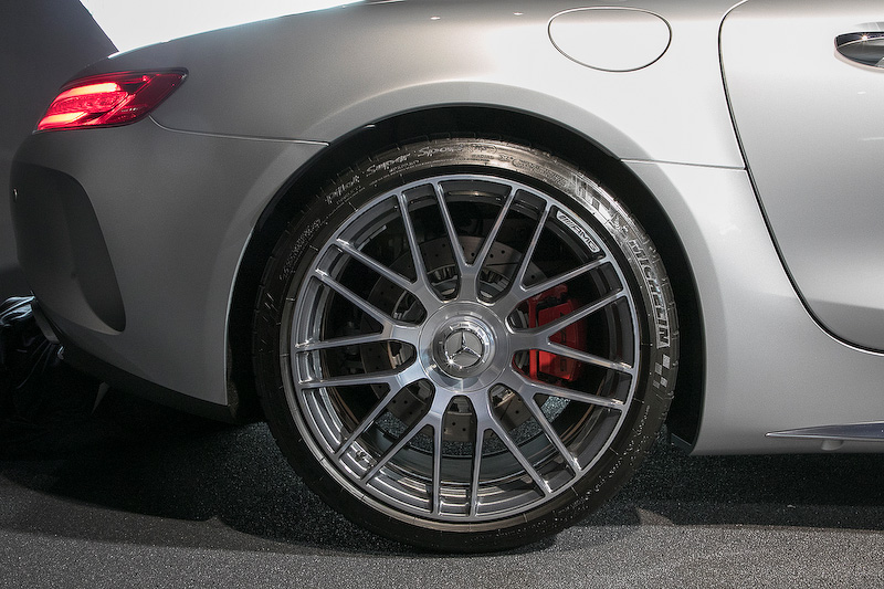 タイヤサイズはフロントが265/35 ZR19、リアが305/30 R20