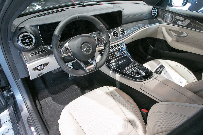 メルセデスAMG E 63 4MATIC＋ ステーションワゴンのインテリア。Sモデルになるとナッパレザーを張ったダッシュボードとベルトライン、フロントヘッドレストのAMGエンブレム、クリスタルグレーのシートパイピング、クリスタルグレーのシートベルトなどが追加される