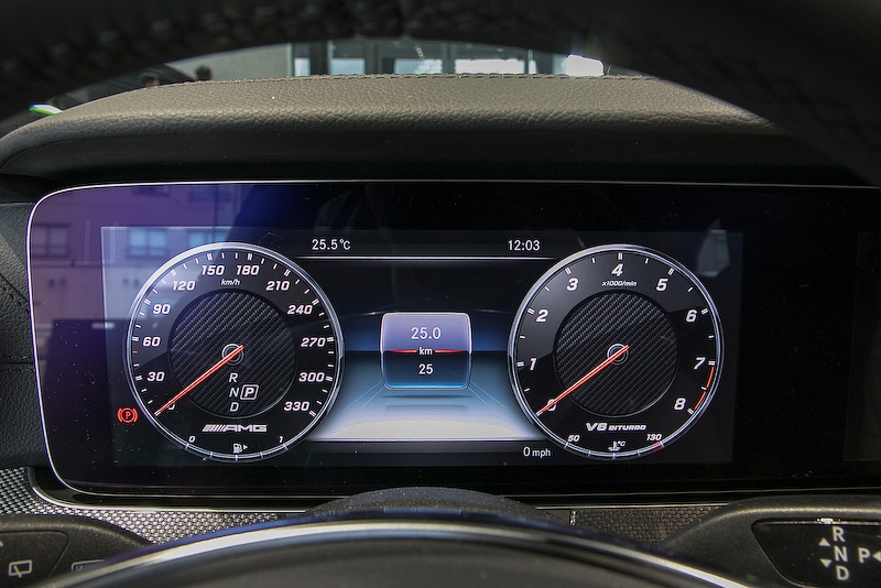 メルセデスAMG E 63 4MATIC＋ ステーションワゴンのインテリア。Sモデルになるとナッパレザーを張ったダッシュボードとベルトライン、フロントヘッドレストのAMGエンブレム、クリスタルグレーのシートパイピング、クリスタルグレーのシートベルトなどが追加される