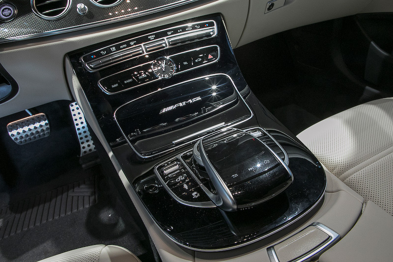 メルセデスAMG E 63 4MATIC＋ ステーションワゴンのインテリア。Sモデルになるとナッパレザーを張ったダッシュボードとベルトライン、フロントヘッドレストのAMGエンブレム、クリスタルグレーのシートパイピング、クリスタルグレーのシートベルトなどが追加される