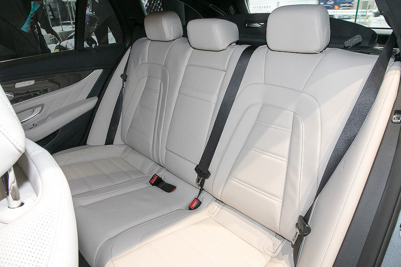 メルセデスAMG E 63 4MATIC＋ ステーションワゴンのインテリア。Sモデルになるとナッパレザーを張ったダッシュボードとベルトライン、フロントヘッドレストのAMGエンブレム、クリスタルグレーのシートパイピング、クリスタルグレーのシートベルトなどが追加される