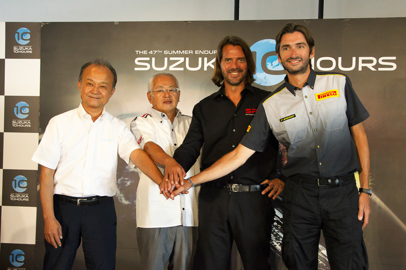 記者会見終了後に行なわれたフォトセッション