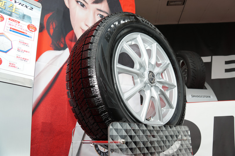 ブースに先行展示された「BLIZZAK VRX2」